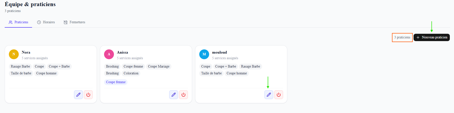 Page Équipe & praticiens, onglet Praticiens : en haut le compteur « 3 praticiens » et le bouton « Nouveau praticien » (pas de limite) ; en dessous une carte par praticien (Nora, Anissa, mouloud) avec sa couleur, le nombre de services assignés, la liste des prestations, et deux icônes (crayon = modifier, bouton rouge = activer/désactiver).
