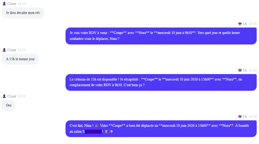 Conversation dans Messages : messages du client à gauche (gris), réponses de l'IA à droite (violet). Exemple où le client demande à décaler son RDV et l'IA propose, confirme puis applique le nouveau créneau.